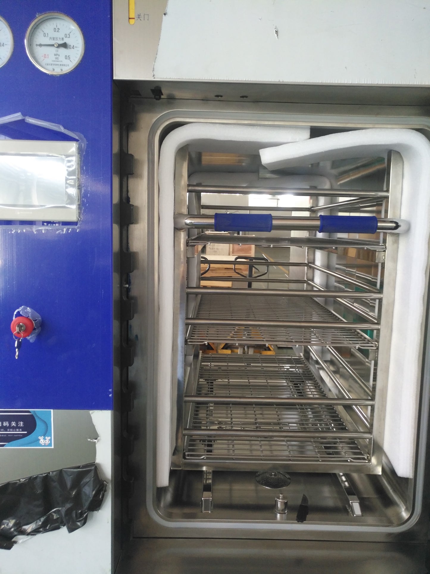 Pass through pressure steam sterilizer with motor-drive doors